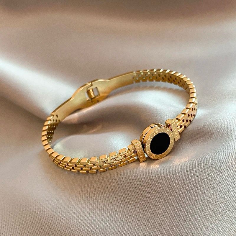 18k numeral handcuff