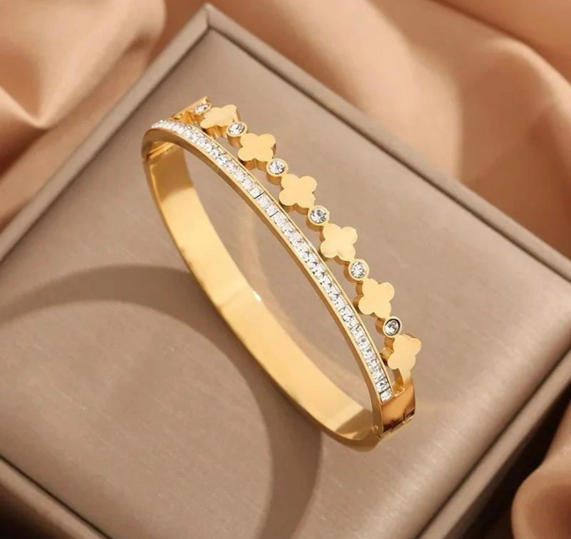 Seven Clover and stones Bangle