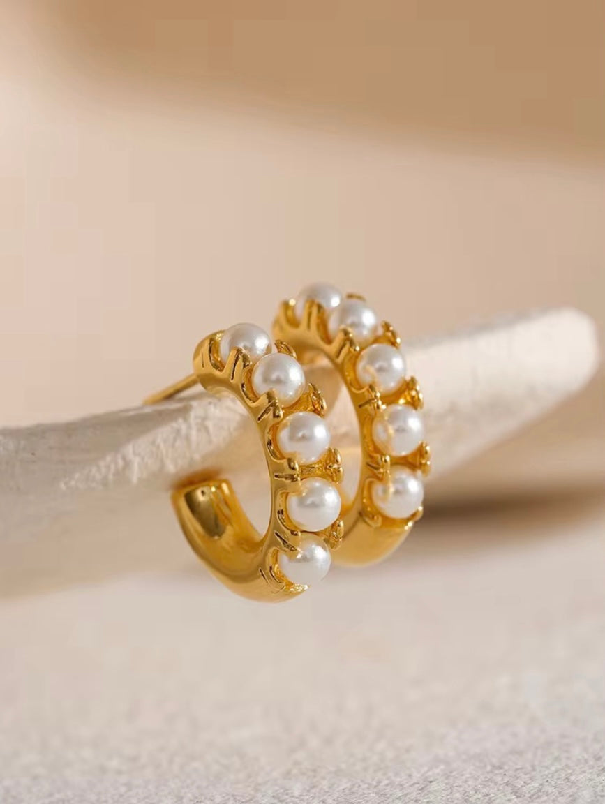 Pearls Round Ear Loops