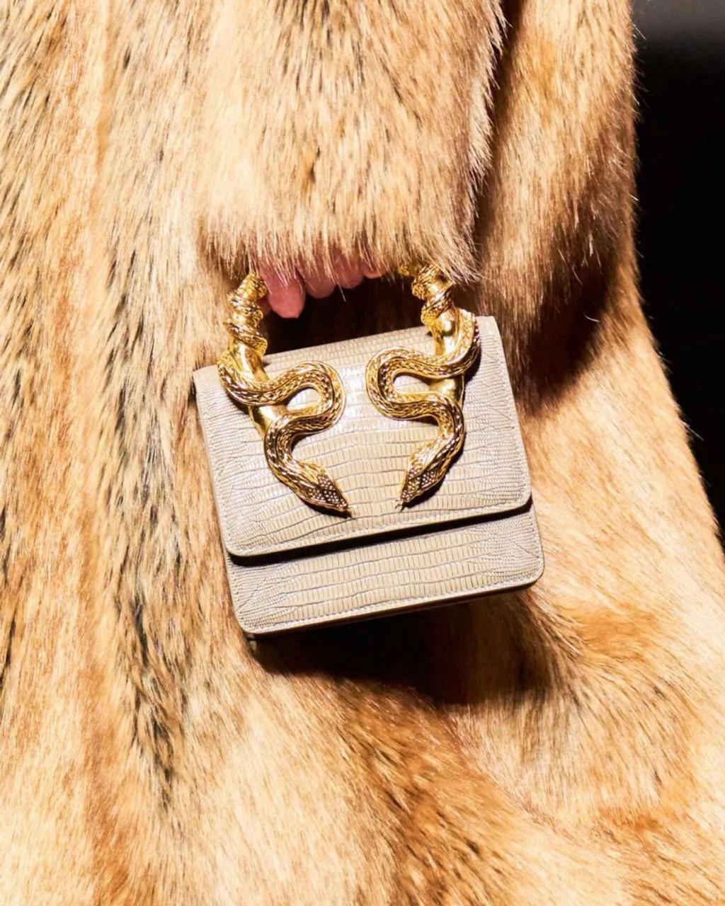 Medium Cobra-Handle Shoulder Bag – Luxury Embossed Design