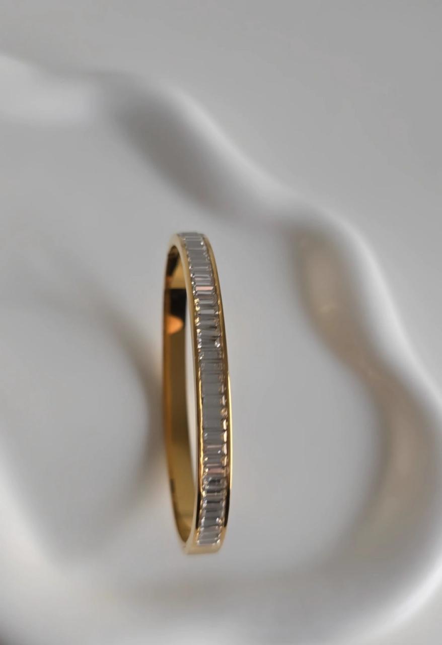 Sleek design zirconium handcuff