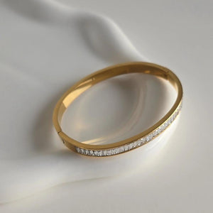 Sleek design zirconium handcuff