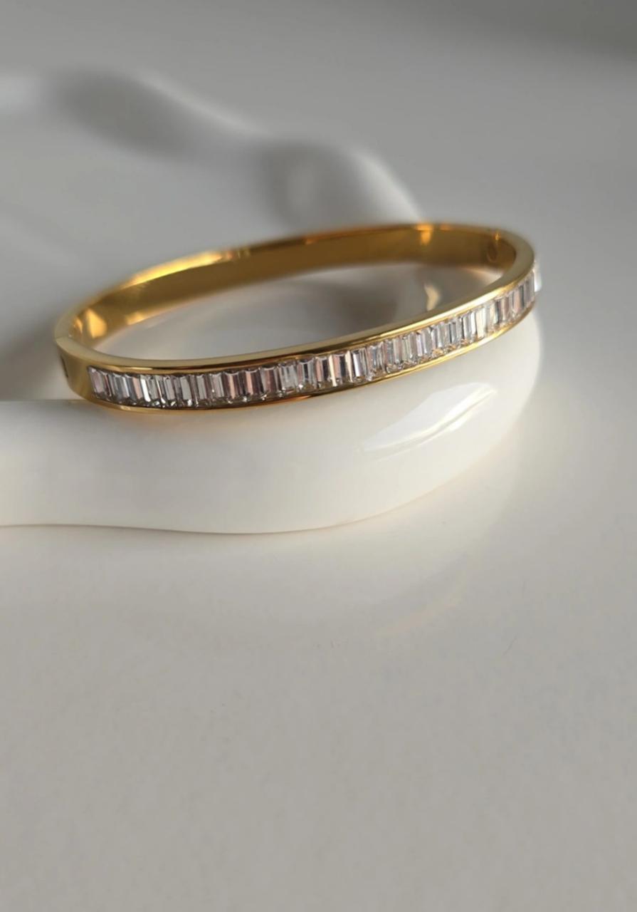 Sleek design zirconium handcuff